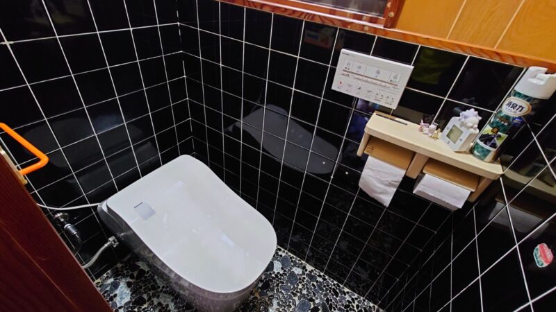 この日はでんき屋よりトイレ屋さんですね