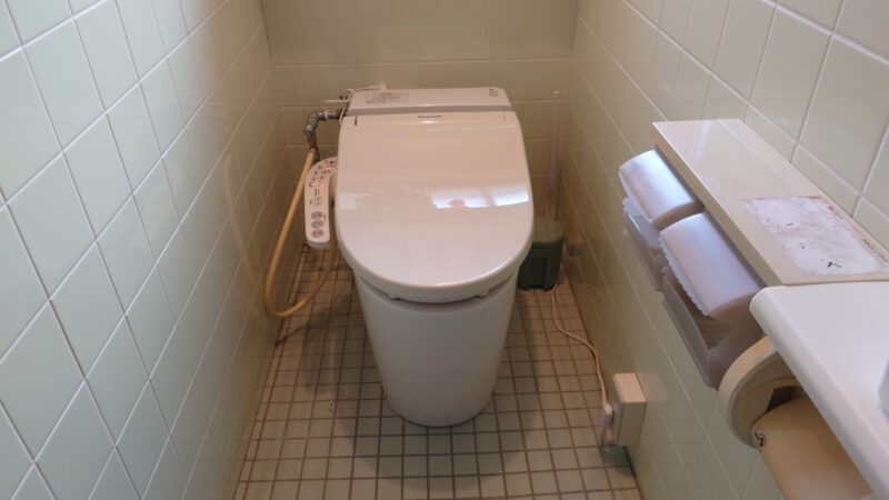 昨日に引き続き分電盤それに加えトイレの入れ替えです！