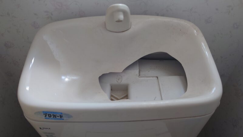 加古川新在家にて/割れていたトイレのタンク！便器の入替えです。
