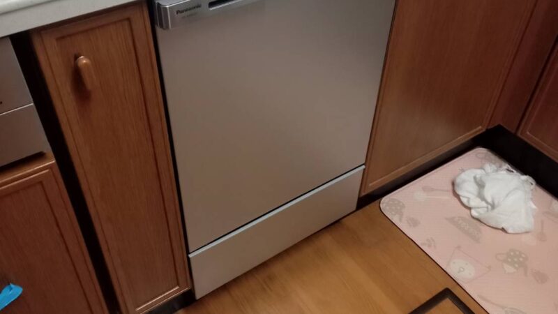 開き戸から引戸にビルトイン食器洗い洗浄機の入替えです。