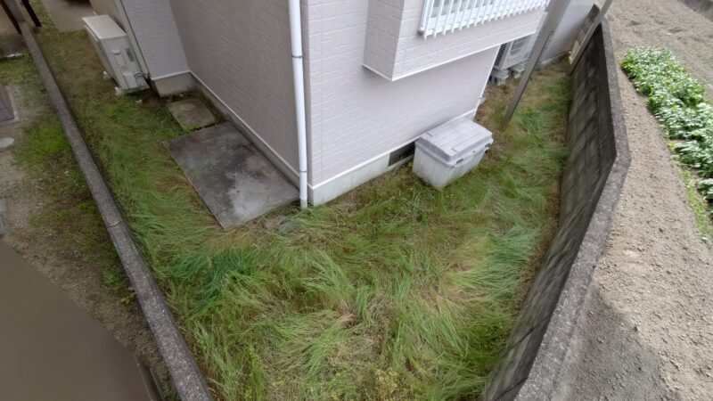 草むしりがしんどい・・。雑草除去と整地作業させて頂きました。