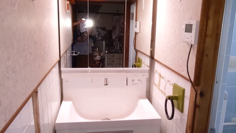 むき出し収納から取り出し易い引き出し収納へ！洗面台の入替えです。