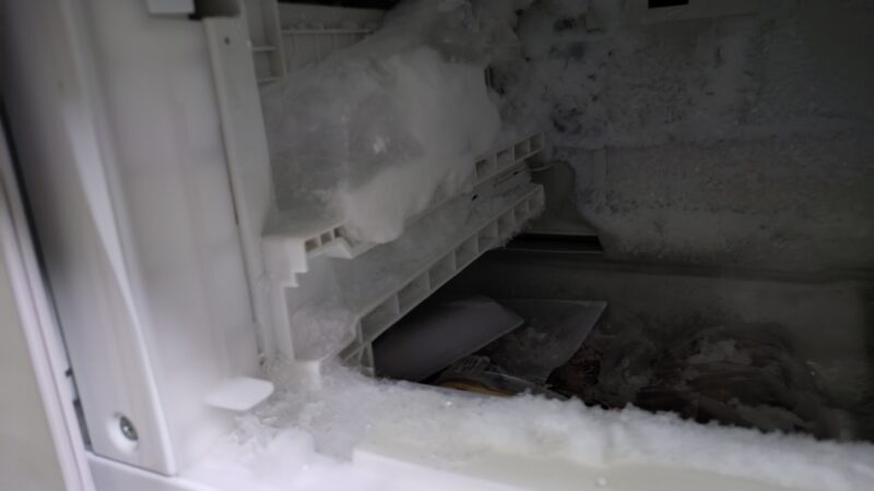 ガッチガチに凍り付いた冷凍室の氷除去作業