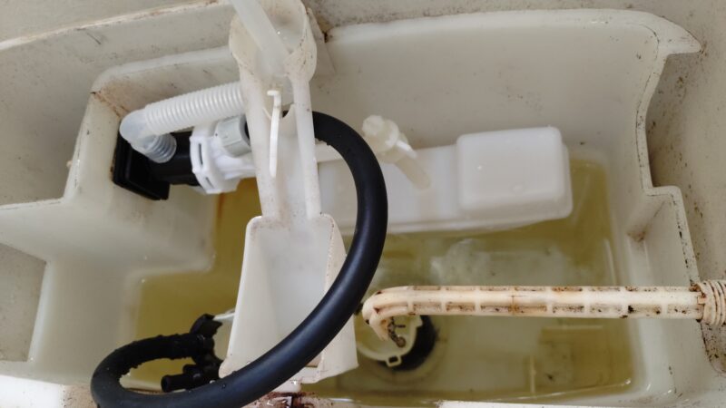 トイレのタンクから漏れている水・タンク部品の修理です。
