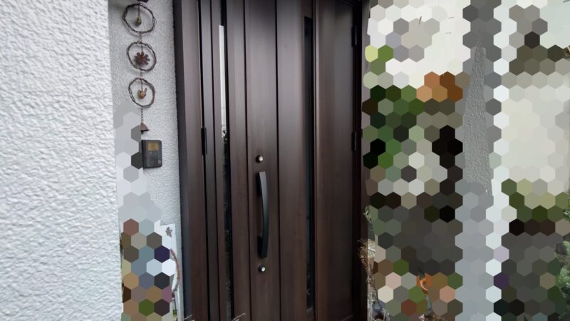 見た目はキレイですが色々と・・・、玄関ドアの入替えです！
