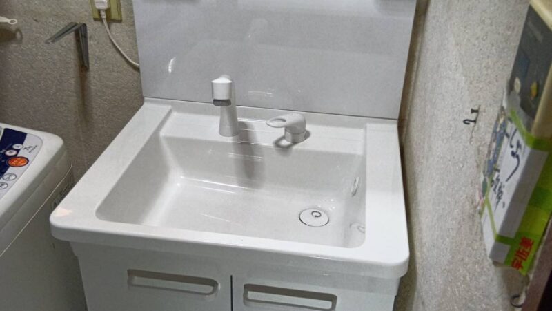 狭かったけど無事終わった！風呂の水栓と洗面台の入替えさせて頂きました！