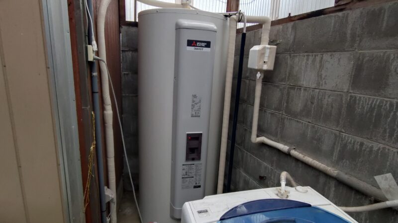 頑張って担ぎました！電気温水器も注文・取付け致しますよ！