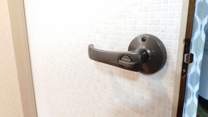 苦戦しました・・。トイレドアノブの交換