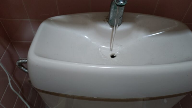手洗いの水が止まらない！？トイレタンクの修理です
