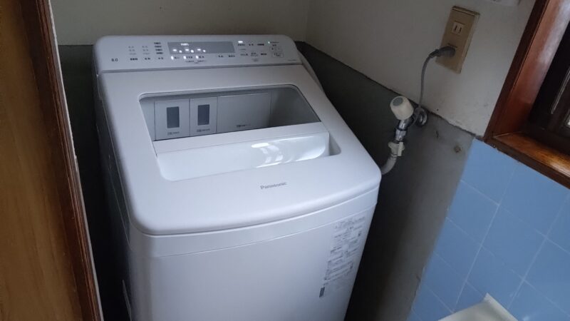 担ぎ上げてスポっと降ろす!洗濯機の納品です。