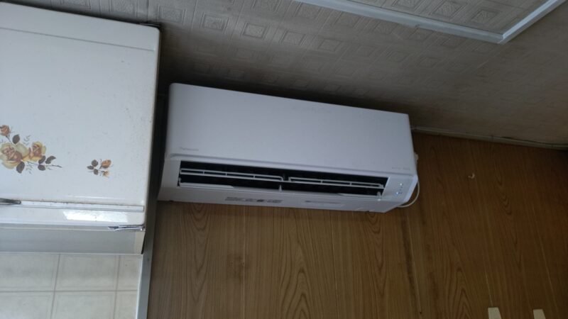 3人がかりで頑張った!エアコン天吊り式→標準タイプに入替えです