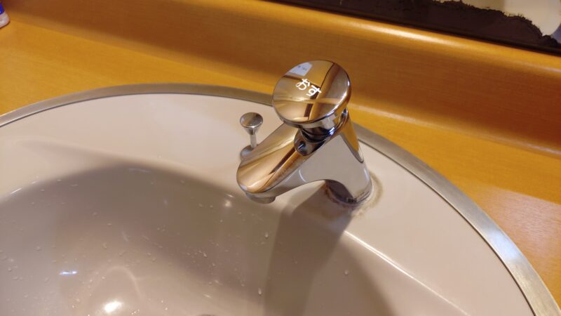 ひねるじゃなく押す!お手洗いの水栓交換しました。