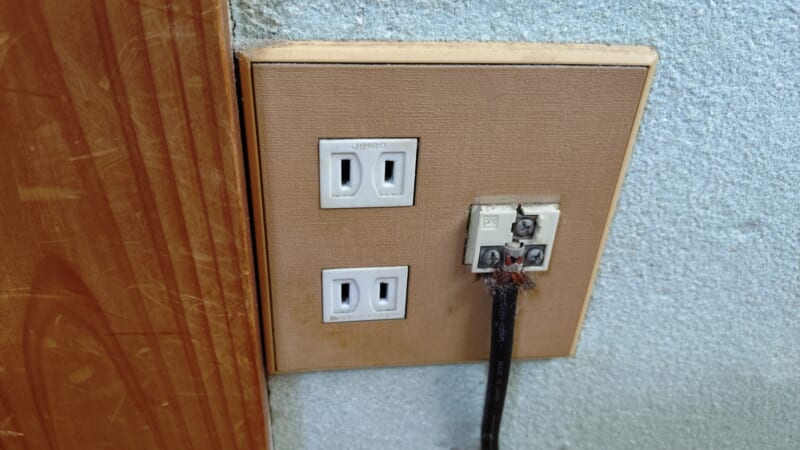 古いコンセントとTV端子を交換致しました。