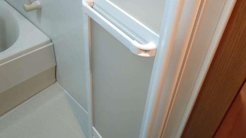 扉の入替え。お風呂の二つ折り扉って壊れる事ちょこちょこあるんです・・。