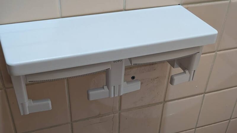 照明の入替えとトイレ用ペーパーホルダーの交換話